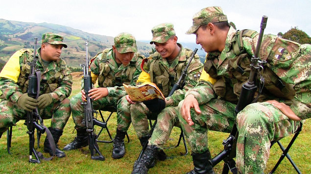 Colombianske soldater leser fra Historien om menneskerettigheter.